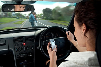 Një në 4 aksidentet me makinë shkaktohet nga telefoni